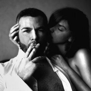 Frau und brutaler Mann, der seinen Penis vergrößerte