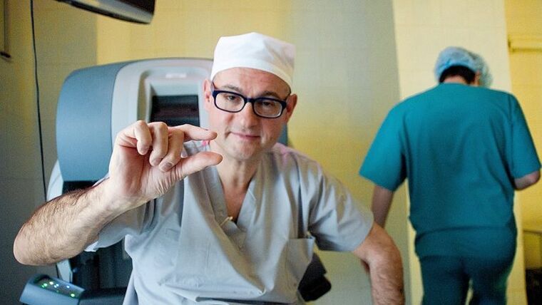 Der Arzt zeigt einem kleinen Penis, wie man ihn mit einer Pumpe vergrößert