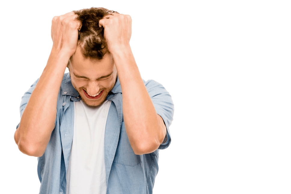 Ein Mann ist verärgert über seinen kleinen Penis, wie man ihn mit einer Düse vergrößert