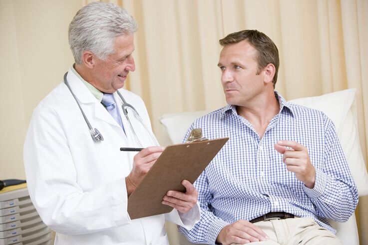 Arzt und Patient vor einer Penisvergrößerungsoperation